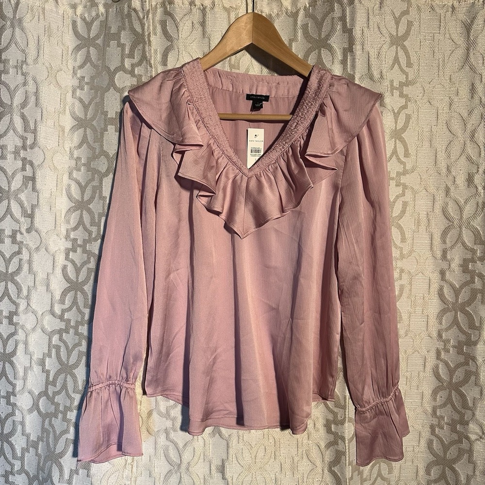NWT Ann Taylor V-Neck Ruffled Collar Top in Pink Size Small